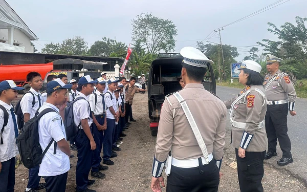 Bergelantungan di Angkot, Puluhan Siswa SMP Muara Enim Diangkut Polisi