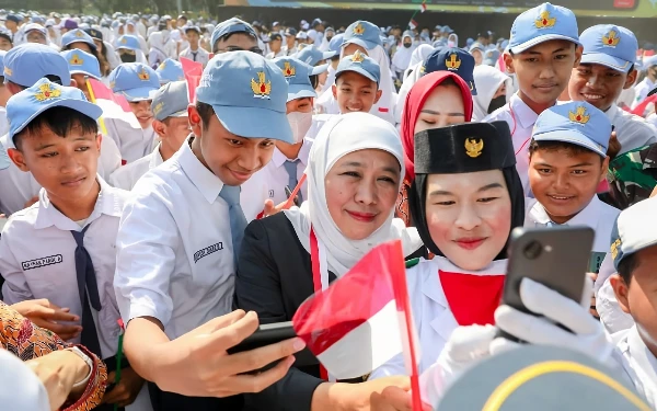 Thumbnail Berita - Peringatan Hari Remaja Dunia, Khofiifah Ajak Remaja Terus Perkuat Keahlian Teknologi Digital