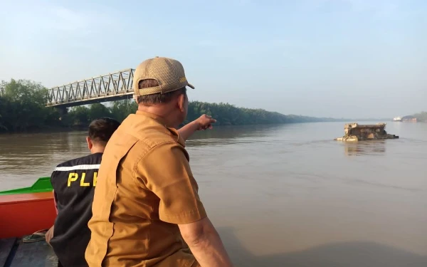 Thumbnail Berita - Jembatan Lalan Ambruk, Warga Pakai Perahu Kecil untuk Penyeberangan Sementara