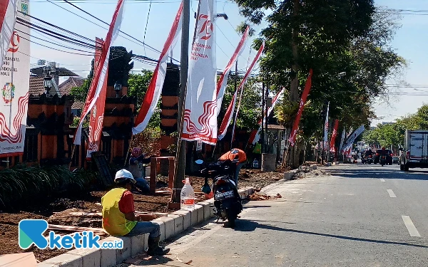 Thumbnail Berita - Pohon Tabebuya di Jalan Protokol Kota Batu Ditata Ulang