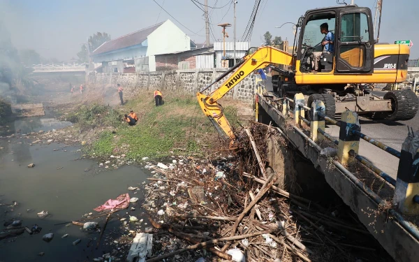 Thumbnail Antisipasi Banjir, Pemkot Madiun Bersihkan Kali Bok Malang