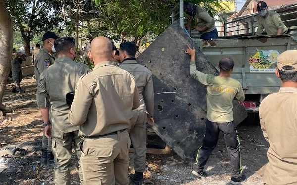 Thumbnail Sebabkan Kemacetan, Satpol PP Surabaya Tertibkan Barang Bekas di Bantaran Sungai Kali Tebu