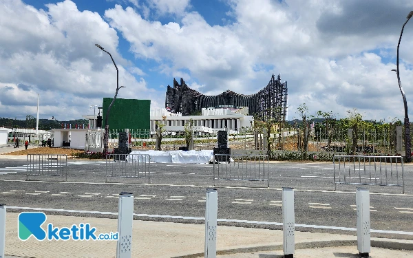 Thumbnail Megahnya Istana Garuda Ibu Kota Nusantara nampak dari sisi kanan Istana. (Foto: Kia/Ketik)