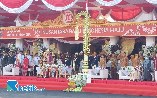 Thumbnail Wali Kota Surabaya Eri Cahyadi dan sejumlah pejabat Forkopimda Kota Surabaya saat menghadiri Upacara Peringatan Proklamasi Kemerdekaan Ke-79 RI di Balai Kota Surabaya. (Foto: Husni Habib/Ketik.co.id)