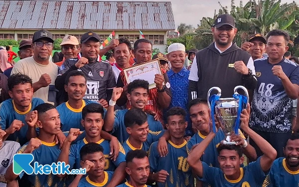 Thumbnail Berita - Kolaborasi, Bupati dan Kadispora Beri Dukungan Generasi Muda Halsel di Penutupan Hipmabol Cup