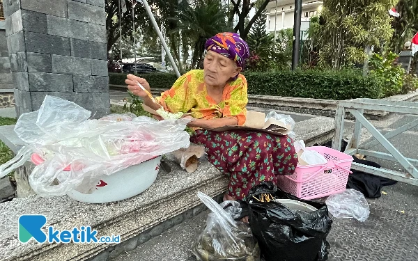 Thumbnail Berita - Tempuh Puluhan Kilometer Jualan di Usia Senja, Mbah Sri Penjual Cenil di Malang Temukan Arti Kemerdekaan