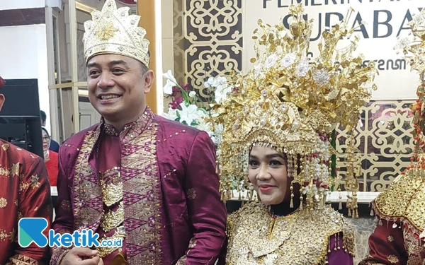 Thumbnail Bukan Khas Surabaya, Wali Kota Eri Cahyadi dan Istri Malah Kenakan Pakaian Adat Palembang di Upacara HUT ke-79 RI