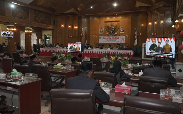 Thumbnail Berita - HUT Kemerdekaan ke-79 RI, Bupati dan Forkopimda Asahan Dengarkan Pidato Kenegaraan Jokowi di DPRD