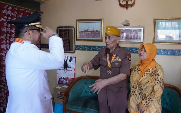 Thumbnail Peringati HUT Kemerdekaan RI, Pj Wali Kota Mojokerto Datangi dan Beri Hormat pada Veteran