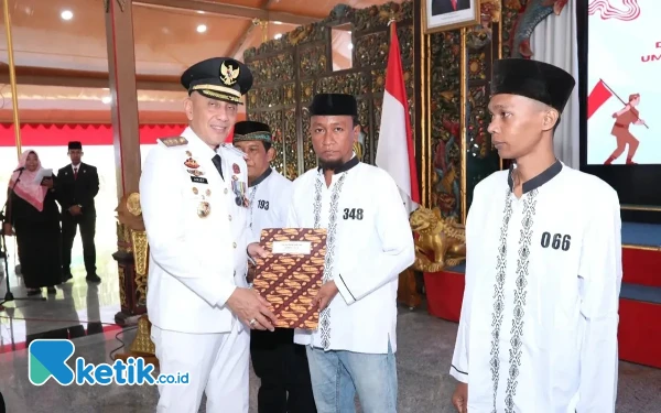 Thumbnail Usai Pimpin Upacara HUT Ke-79 RI 79, Pj Bupati Bangkalan Serahkan Remisi kepada Puluhan Napi