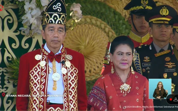 Thumbnail Berita - Jokowi Gunakan Adat Banjar di Acara Penurunan Bendera HUT Ke-79 RI di IKN