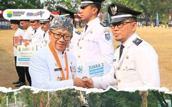 Thumbnail Bupati Cianjur, Herman Suherman memberikan hadiah kepada kepala desa yang meraih juara dalam upacara HUT ke-79 RI di Lapang Joglo (17/08/2024) (Foto: Disbudpar Cianjur)