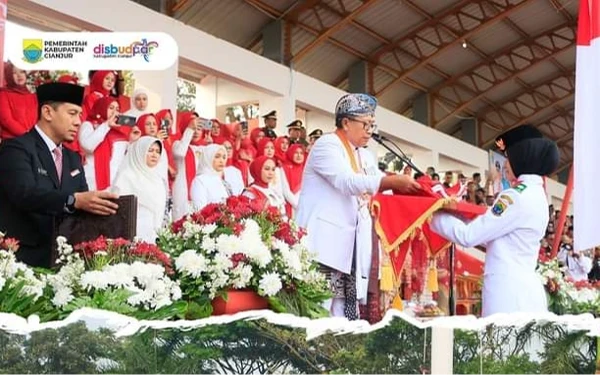 Thumbnail Bupati Cianjur, Herman Suherman menyerahkan bendera kepada pembaki dalam upacara HUT ke-79 RI di Lapang Joglo (17/08/2024) (Foto: Disbudpar Cianjur)