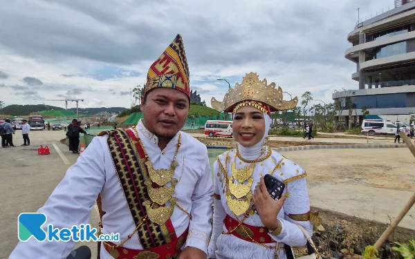 Thumbnail Wajah Sumringah Pasangan Suami Istri Terima Hadiah Sepeda dari Jokowi