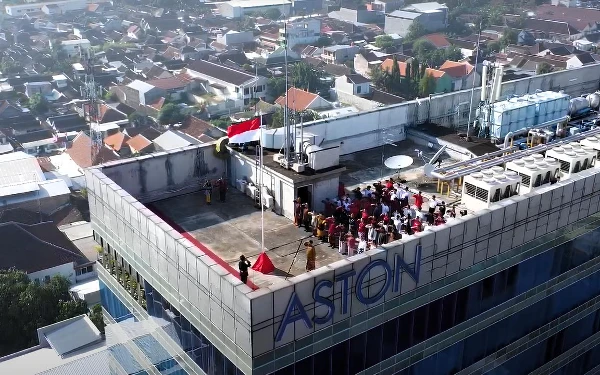 Thumbnail Sejarah! Aston Gelar Pengibaran Bendera Merah Putih Tertinggi di Kota Madiun