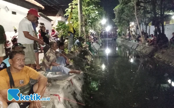 Thumbnail Berita - Rayakan HUT Ke-79 RI, Warga Jambangan Surabaya Tumplek Blek di Bazaar dan Lomba Mancing