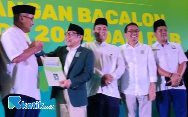 Thumbnail Berita - Pasangan M Farhan dan Erwin Resmi Terima B1KWK dari DPP PKB untuk Maju di Pilwakot Bandung