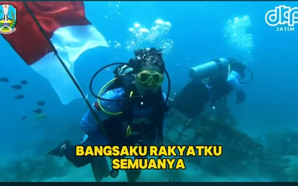 Thumbnail Gugah Maritime Domain Awareness, DKP Jatim Kibarkan Bendera Merah Putih di Bawah Laut