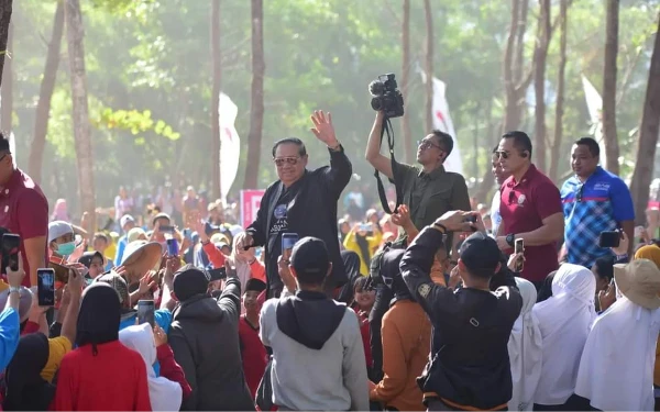 Kala SBY Ikuti Acara Menggambar Bareng Warga di Pacitan