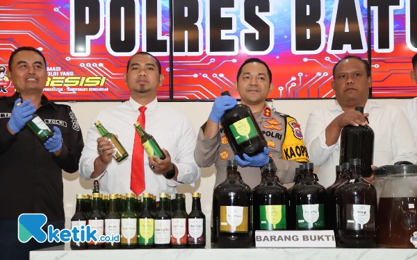 Thumbnail Berita - Beroperasi Sejak 2017, Pabrik Minuman Beralkohol Ilegal di Kota Batu Digerebek Polisi