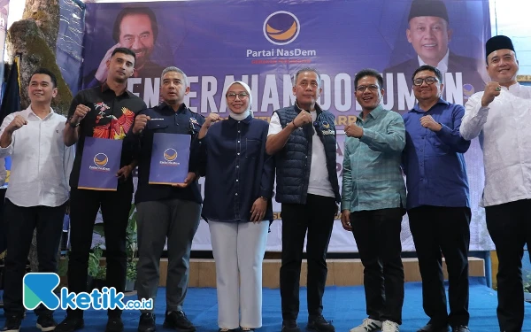 Thumbnail Berita - Terima B1KWK dari DPP Partai NasDem, Pasangan Dadang Supriatna-Ali Syakieb Siap Menangkan Pilbub Bandung