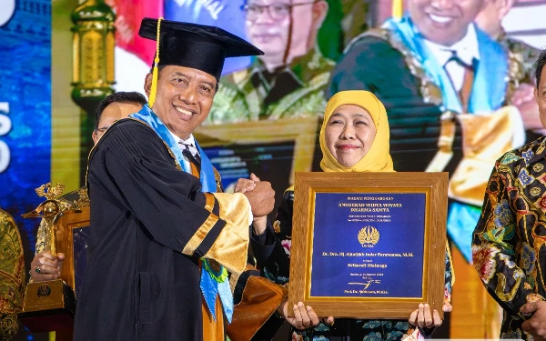 Thumbnail Berita - Rayakan Dies Natalis ke-60, Unesa Berikan Penghargaan Kepada Khofifah