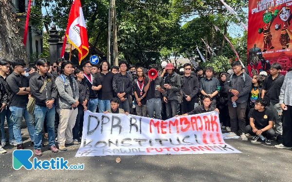 Thumbnail Mahasiswa Kota Malang Demo Imbas Anulir Putusan MK, Sebut DPR Habisi Reformasi!