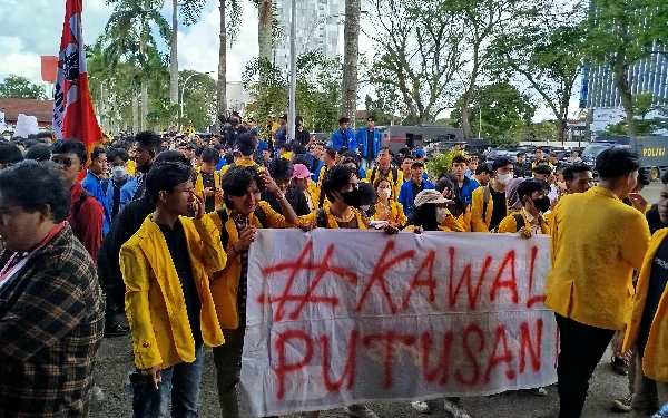 Thumbnail Mahasiswa Unjuk Rasa ke DPRD Sumsel, Terobos Pagar Pembatas