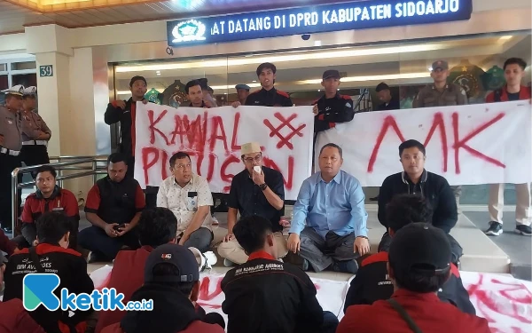 Thumbnail Berita - Demo di DPRD Sidoarjo, Mahasiswa IMM Tuntut Parlemen Tak Ingkar Putusan MK