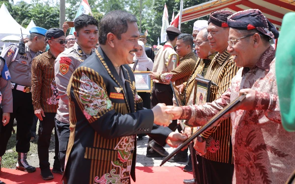 Thumbnail Berita - Semarak HUT Pujakesuma Ke-44, Bupati Asahan Sambut Kedatangan Wakapolri sebagai Pembina