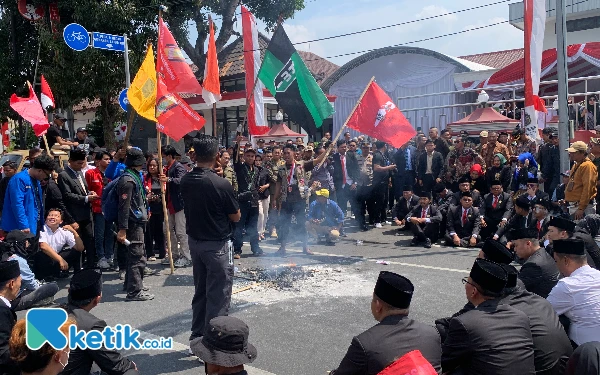 Thumbnail Berita - Baru Dilantik, 25 Anggota DPRD Kota Blitar Langsung Didemo Aliansi Organisasi Mahasiswa