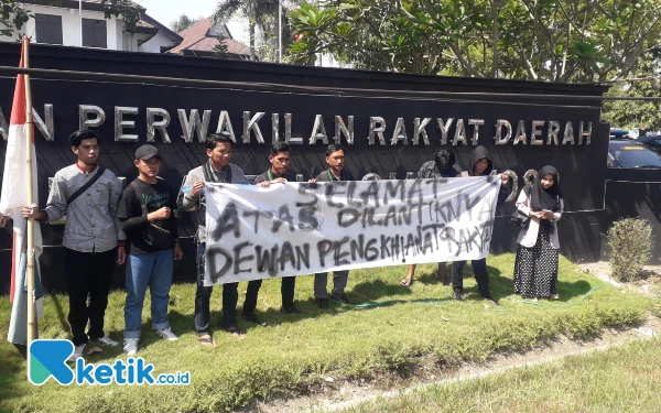 Thumbnail Mahasiswa Bondowoso Gelar Aksi Kawal Putusan MK saat Pelantikan Anggota Dewan