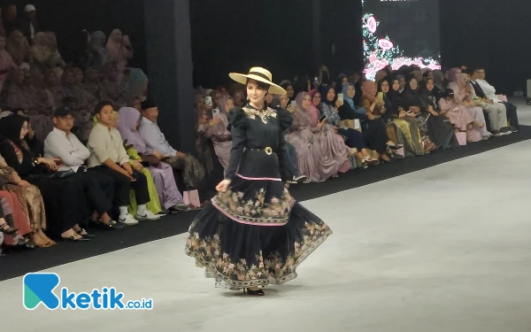 Thumbnail Gita Orlin Memukau di Surabaya Fashion Parade 2024 dengan Koleksi Bertema Bunga Sepatu