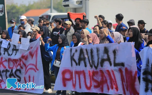 Thumbnail Berita - Tuntut Pembatalan RUU Pilkada, Mahasiswa Madiun Gelar Aksi Demo di Kantor DPRD Kota Madiun