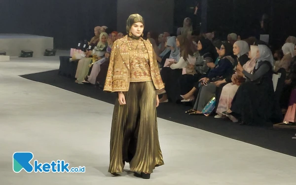 Thumbnail Berita - Bertema Keindahan Malam Gurun Sahara, Karya Desainer Riris Ghofir Memukau Surabaya Fashion Parade 2024