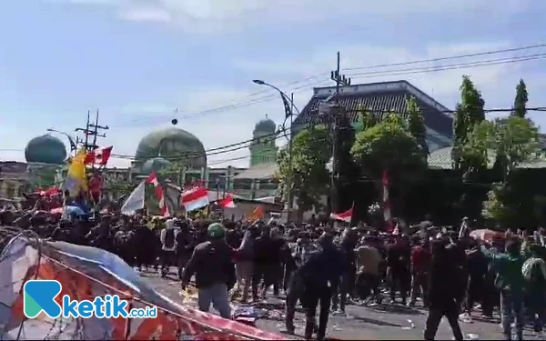 Thumbnail Unjuk Rasa di Surabaya Ricuh, Ketua DPRD Jatim Temui Ribuan Massa Aksi