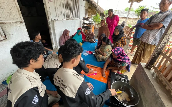 Thumbnail Mahasiswa Unej Kenalkan Masyarakat Desa Suci Olah Limbah Biji Karet Jadi Keripik