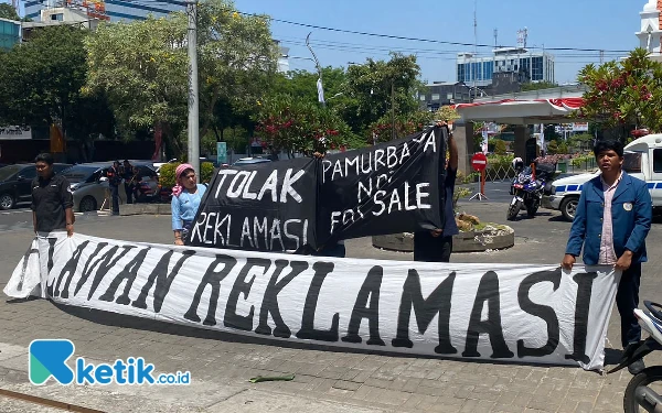 Thumbnail Berita - Pelantikan Anggota DPRD Kota Surabaya Diwarnai Aksi Tolak Reklamasi