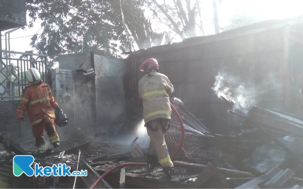 Thumbnail Warung Makan di Jemur Andayani I Terbakar,  Sepeda Motor dan Televisi Hangus