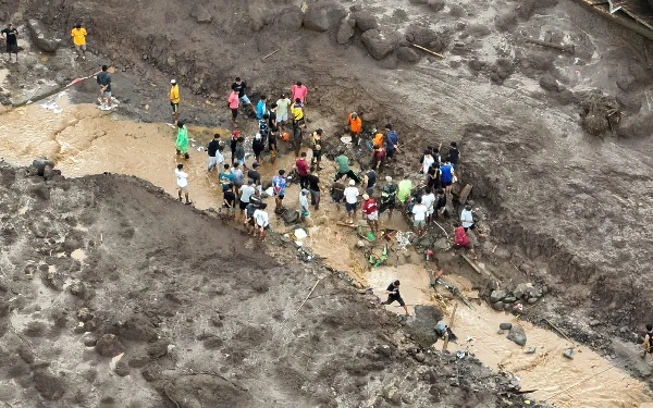 Thumbnail Hujan Deras Picu Banjir Bandang di Ternate: 13 Meninggal, 10 Rumah Rusak