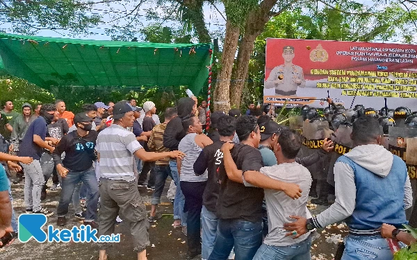 Thumbnail Berita - Latihan Sispam Kota Pilkada 2024, Bupati Halsel Tonton Adegan Peculikan Ketua KPU