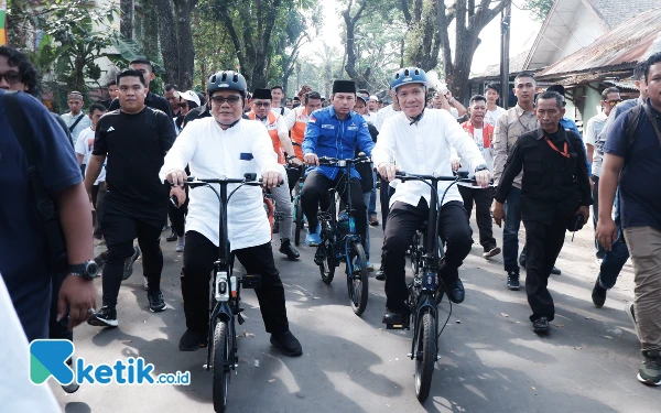 Thumbnail Berita - Bersepeda ke KPU Kota Palembang, Paslon Yudha-Bahar Jadi Pendaftar Pertama