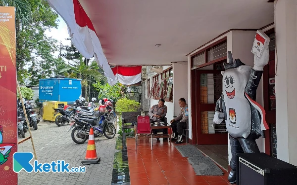 Thumbnail Berita - Suasana KPU Jember Sepi di Hari Pertama Pendaftaran Pilkada 2024