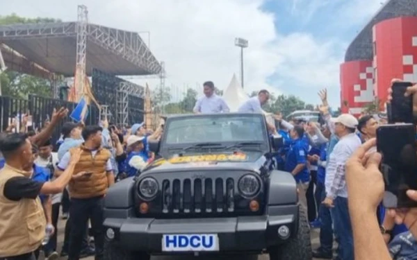 Thumbnail Dikawal Ribuan Pendukung, HDCU Daftar ke KPU Sumsel Naik Mobil Jeep