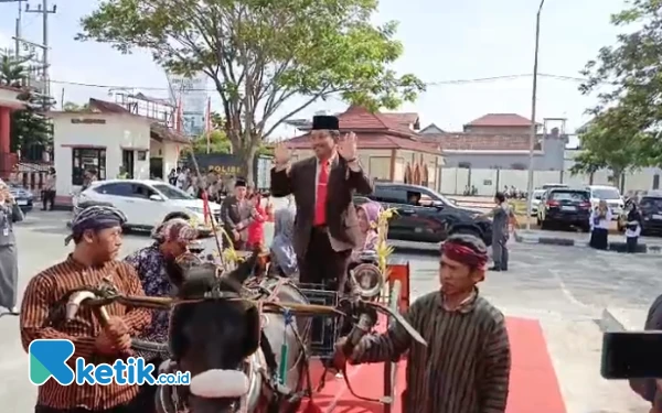 Thumbnail Unik, Mujib Berangkat Pelantikan Anggota DPRD Kabupaten Blitar Pakai Andong