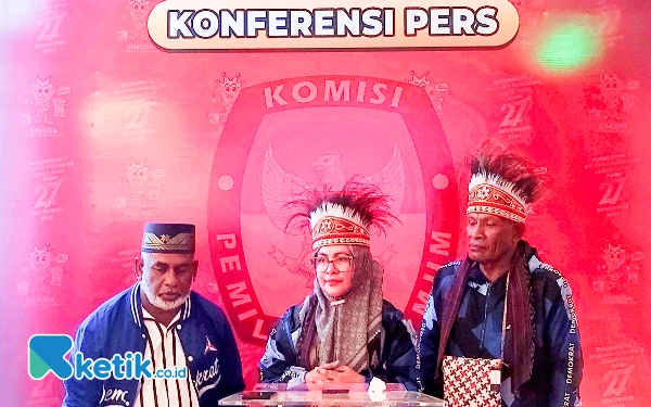 Thumbnail Usai penandatanganan berita acara, pasangan Ria Umlati -Benoni Saleo kemudian melanjutkan konferensi pers. Pada kesempatan itu, Ria Umlati menyampaikan kesiapan dirinya dan pasangannya dalam kontestasi Pemilukada Raja Ampat. "Kami optimis menang dalam Pemilukada ini," ujar Ria, Selasa (27/8). (Foto; Abi/ Ketik.co.id)