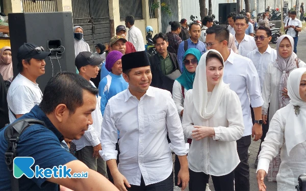 Emil Elistianto Dardak Ditemani Istri Tiba di Kediaman Khofifah