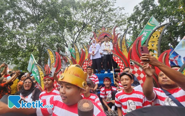 Thumbnail Pasangan Calon Gubernur Jawa Timur Khofifah Indar Parawansa dan Emil Elistianto Dardak diarak dalam kirab menuju KPU Jatim di Surabaya untuk mendaftar dalam Pilkada Jatim 2024, Rabu 28 Agustus 2024 (Foto: Naufal/Ketik.co.id)