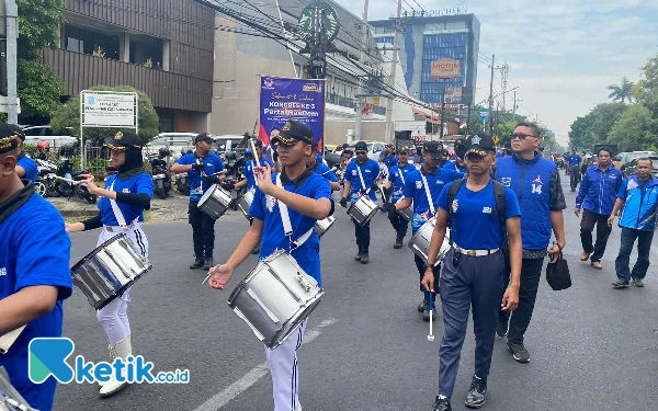 Thumbnail Tim Drumbend memeriahkan pawai budaya Khofifah-Emil. (Foto: Shinta Miranda/Ketik.co.id)