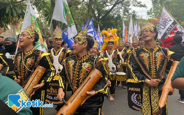 Thumbnail Musik patrol ikut menari memeriahkan Pawai Budaya Khofifah-Emil. (Foto: Shinta Miranda/Ketik.co.id)